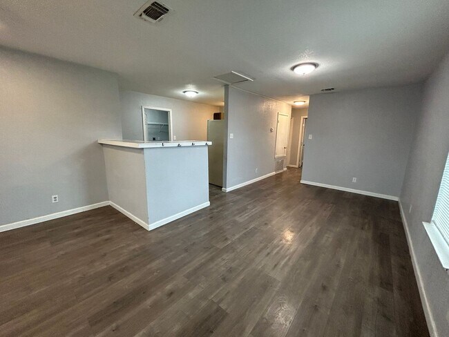 Building Photo - 206 Edna Ave