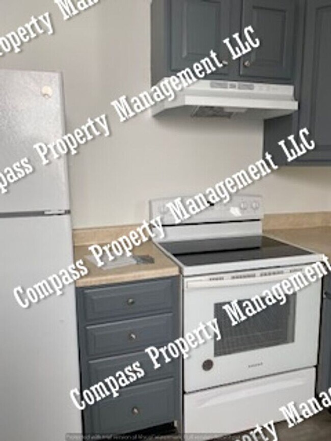 Building Photo - $1495 - 3 Bed, 1 Bath 2nd Floor Apartment ...