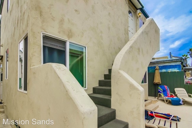 Building Photo - 805-809 Manhattan Ct