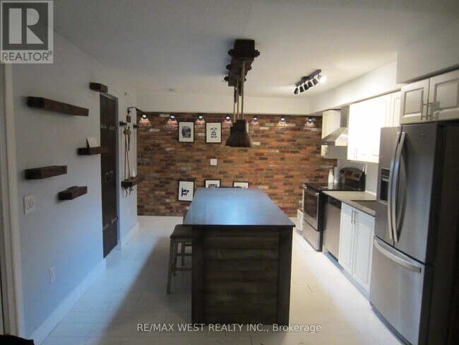 Photo du bâtiment - 830 Lawrence Ave W