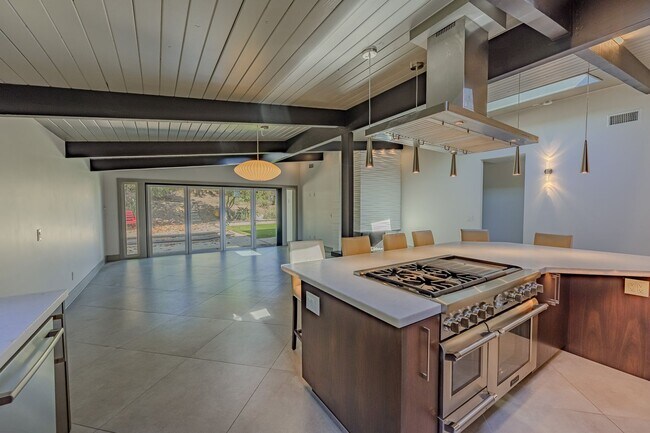 Foto del edificio - Luxurious Modern Living in the Heart of San Diego with Solar!