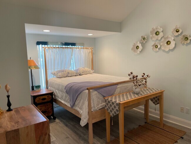 Queen Bedroom - 106 6th Ave