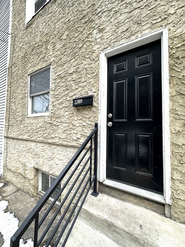 Foto del edificio - Stunning 3-Bedroom Townhome in Grays Ferry...