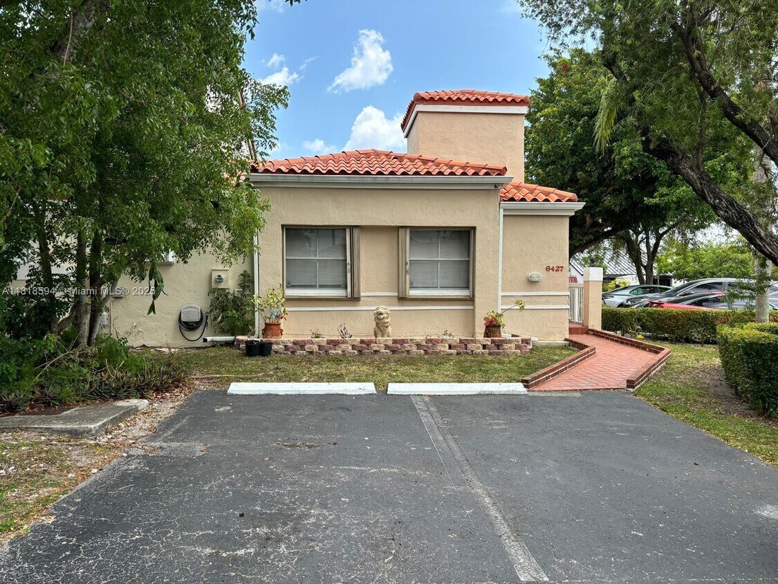 Foto principal - 6427 SW 132nd Ct Cir