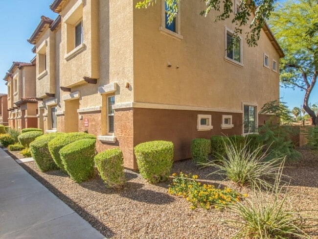 Foto del edificio - Premium 3 bed, 2.5 bath end condo in East ...