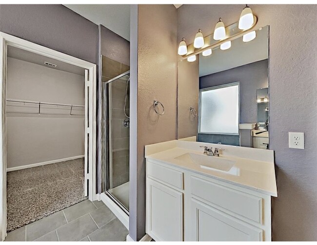 Master Bathroom w/ 2 vanities - 10327 Midsummer Mdw