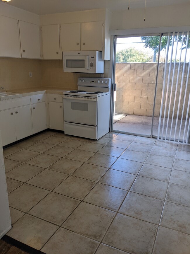 Cocina abierta a Bkyd - 3334 N Fruit Ave