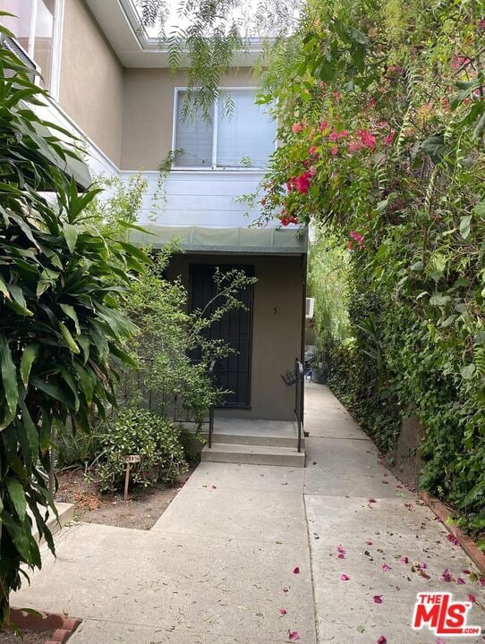 Foto del edificio - 8331 Blackburn Ave