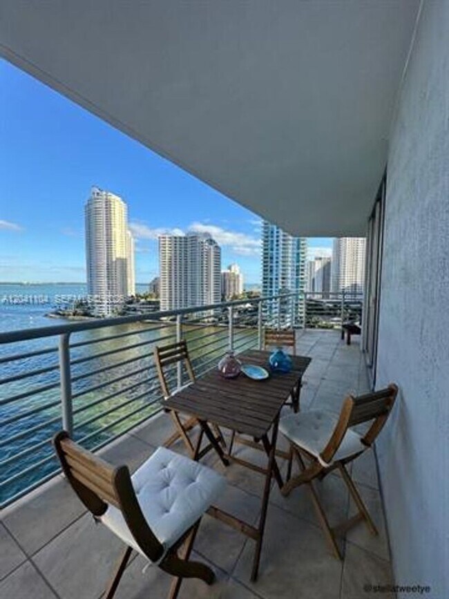 Foto del edificio - 325 S Biscayne Blvd