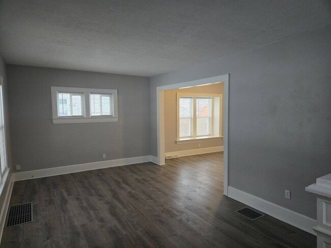 Building Photo - Charming 3-Bedroom Property in Prime Location