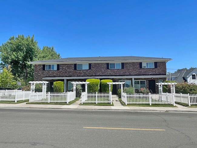 Building Photo - Remolded Mid-Town / South-West location wi...