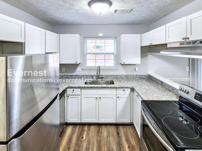 Photo - 3 Bed/1.5 Bath Home with Fenced Yard & Garage / Pet-Friendly