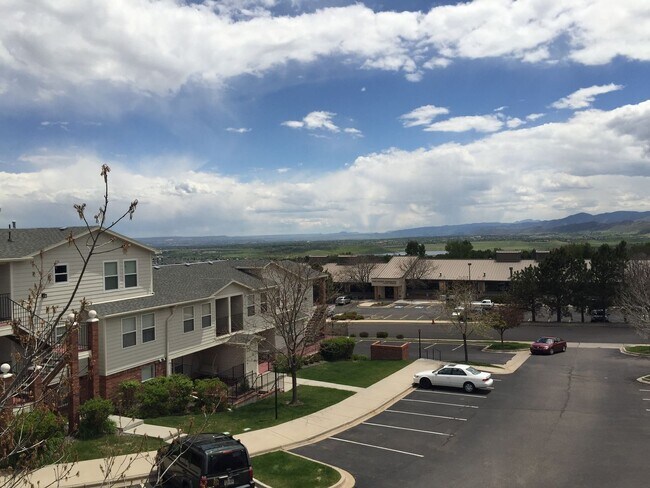 Foto del edificio - **Coming Soon** 2 Bed/2 Bath Top Floor Condo with Covered Garage Space and Additional Storage