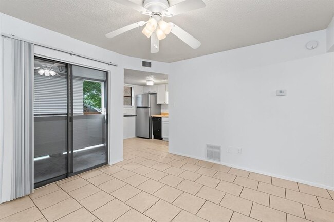 Foto del edificio - 2500 Burleson Rd