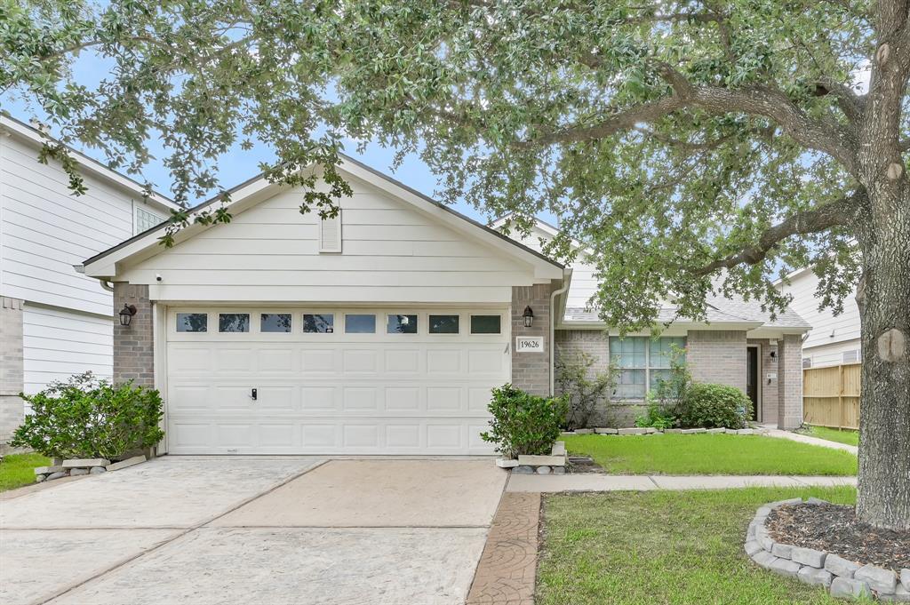 Foto principal - 19626 Rippling Brook Ln