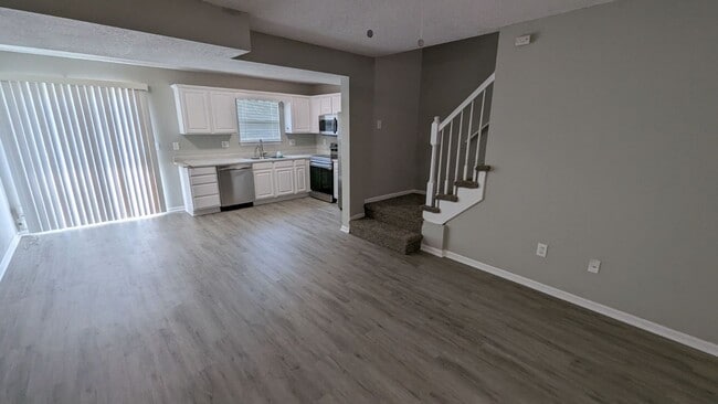 Building Photo - Renovated Duplex for rent