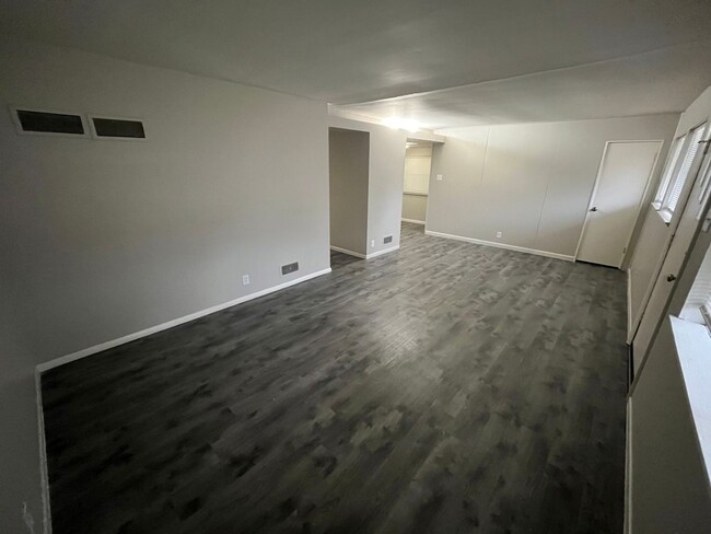 Foto del edificio - Newly Renovated Three Bedroom Coming Avail...