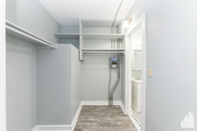 Building Photo - 0 bedroom in Chicago IL 60640