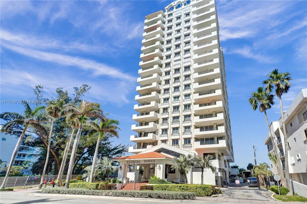 Foto principal - 6422 Collins Ave