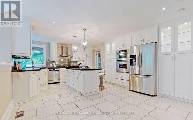 Building Photo - 2413 Robin Dr