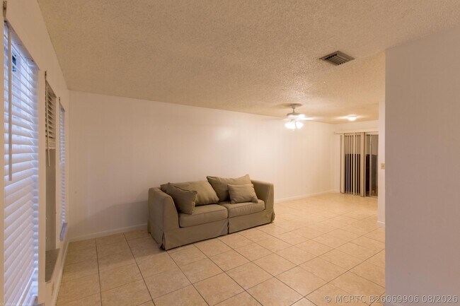 Foto del edificio - 1348 Riverside Cir