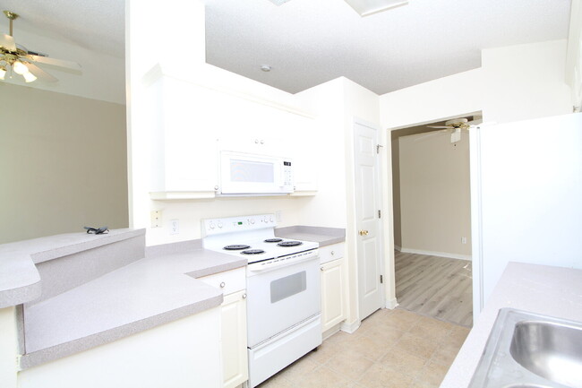 Foto del edificio - Updated 3-Bed, 2-Bath Home in Charter Oaks...
