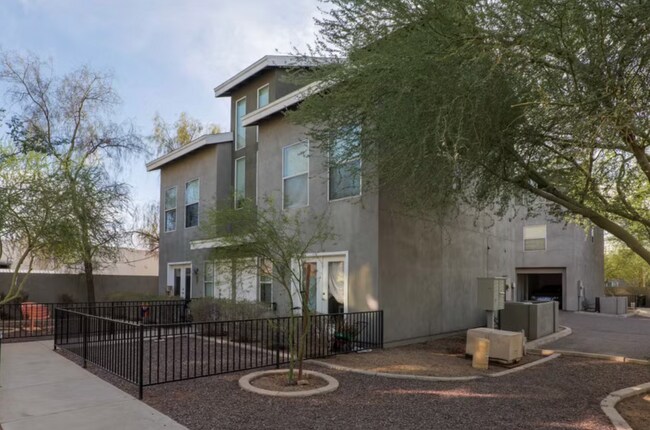 Foto del edificio - Roosevelt West Townhomes