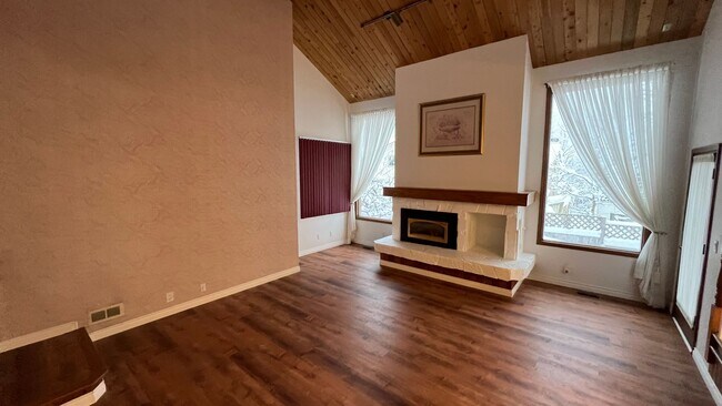 Foto del edificio - Call Today! Beautiful, Spacious 4 bedroom,...