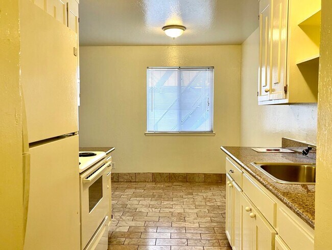 Kitchen & Dinning - 649 Villa St