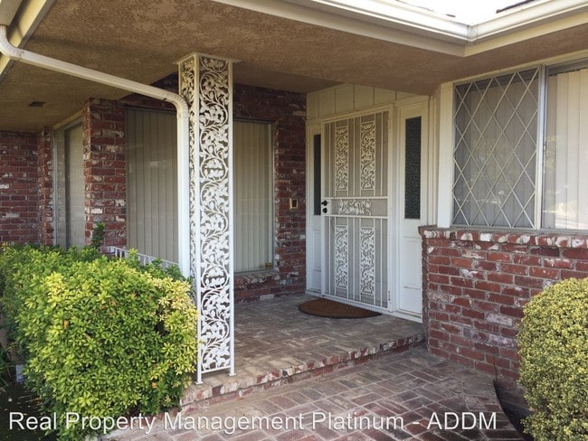 Building Photo - 2717 E Alluvial Ave