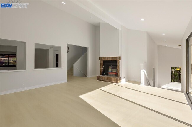 Building Photo - 544 Alcalde Way