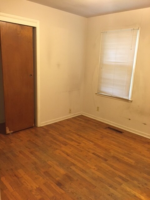 Building Photo - 3 bedroom/2 bath house close to KU with wa...