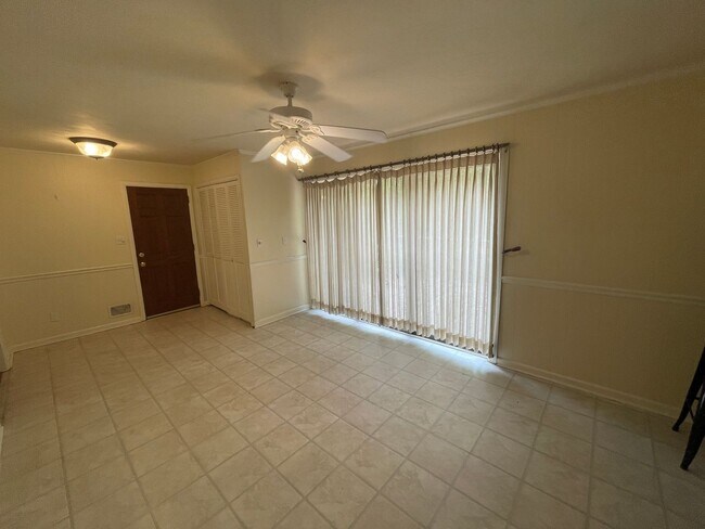 Building Photo - Large 3 bedroom 1.5 bath house available!