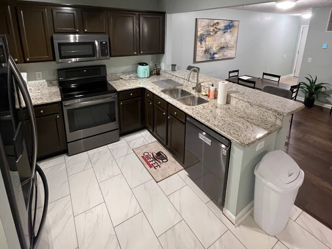 Foto principal - 1385 S Donahue Dr