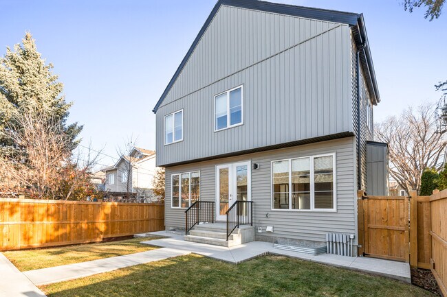 Photo du bâtiment - 11528-11122 122 St NW