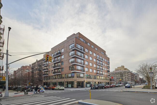 Foto del edificio - 2389 Adam Clayton Powell Jr Blvd