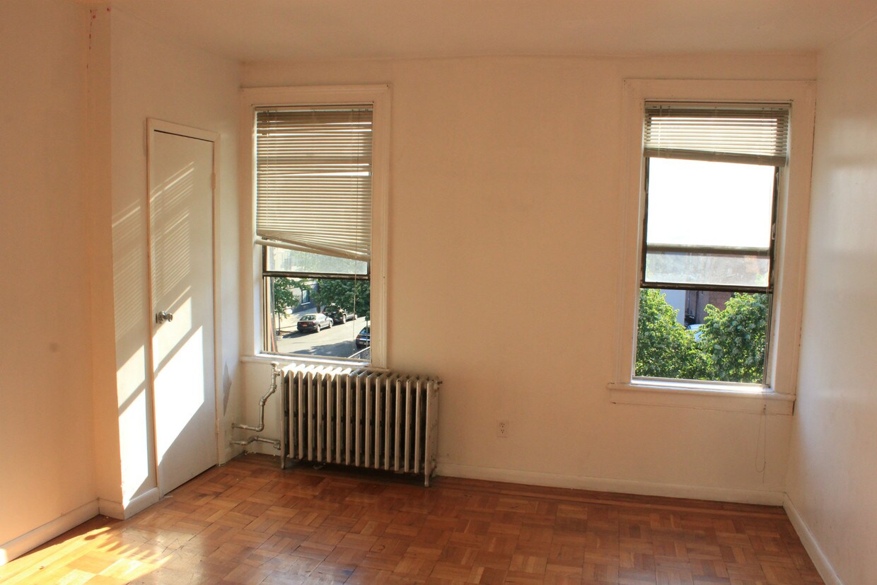 Primary Photo - 152 Graham Ave
