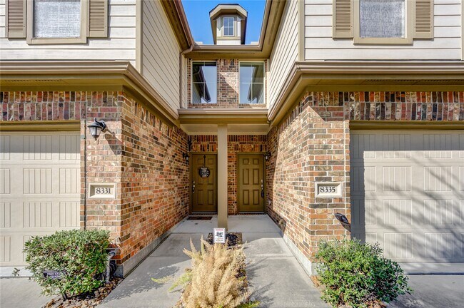 Foto del edificio - 8335 Hawthorn Vly Ln