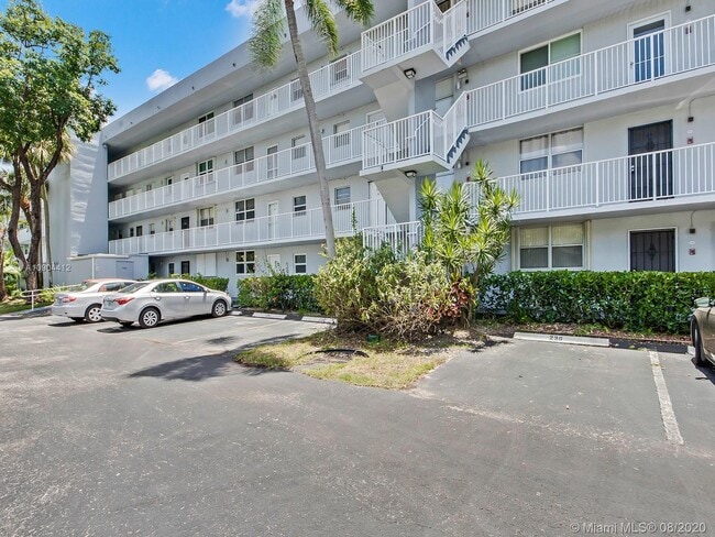 Building Photo - 108 Royal Park Dr