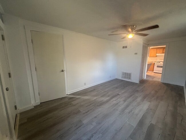 Foto del edificio - Radford, 1BR / 1BA, Available December 8th
