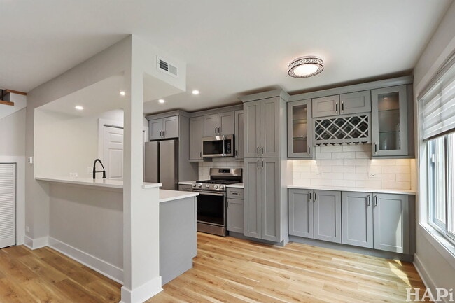 Building Photo - 1335 Cove Dr