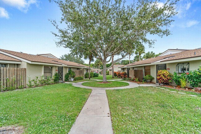 Foto del edificio - 241 Meadows Dr