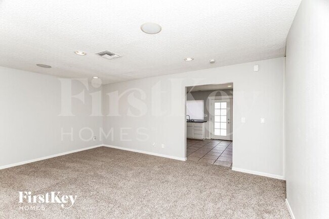 Building Photo - 5909 San Fernando Dr