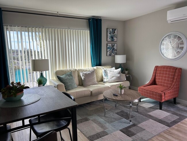 Foto del edificio - 7880 Laurelridge Rd