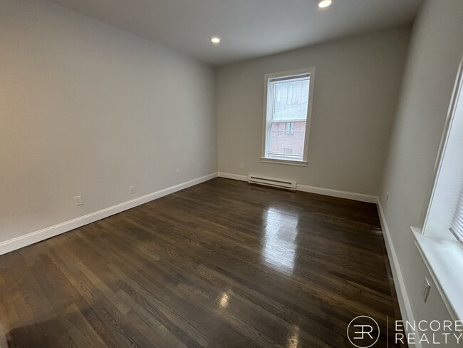 Building Photo - 529 Beacon St