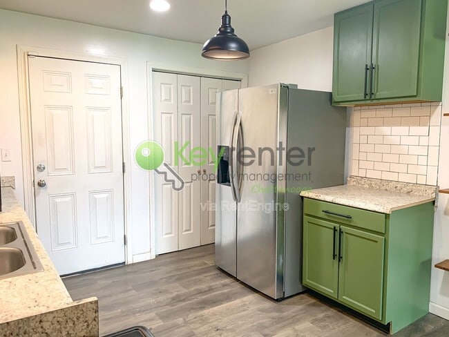 Building Photo - 827 Woodmore Ln