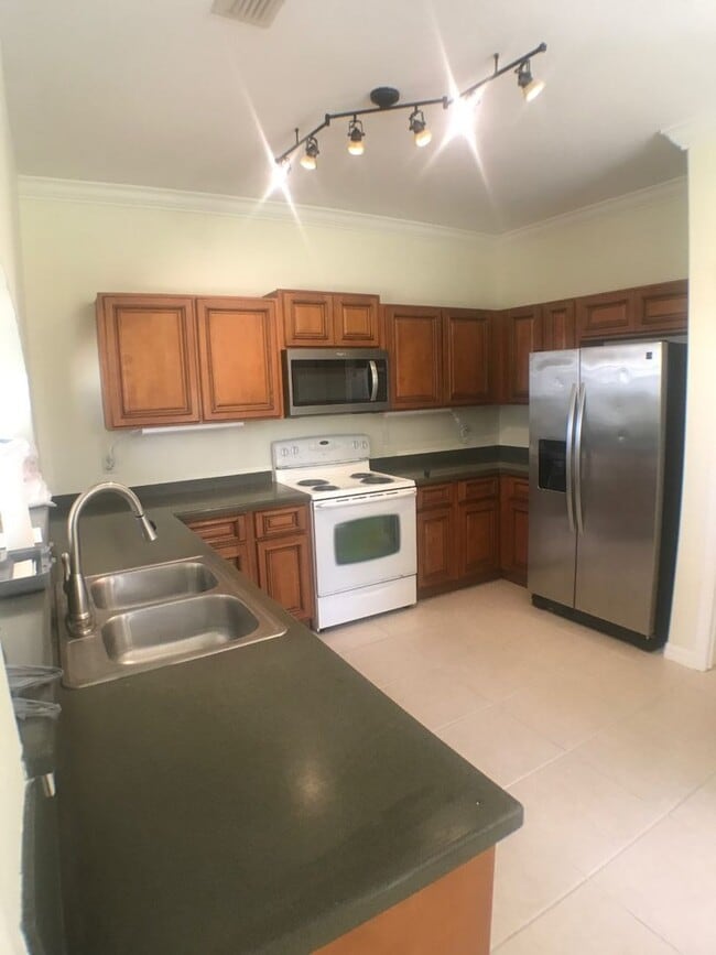 Building Photo - Great 4 bedroom pool home in gated community