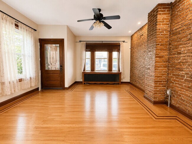 Foto del edificio - Charming Manayunk Rowhome with Private Yard & Front Porch Near Main Street