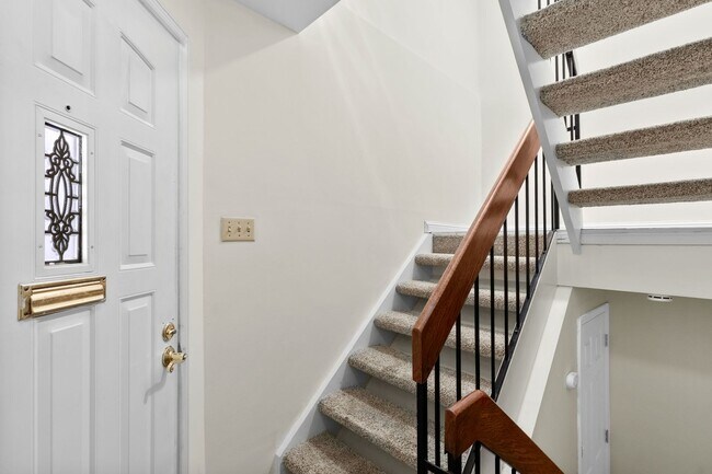 Foto del edificio - Spacious 1,440 SF Central West End Home with Garage Parking, Pool Access & Close to BJC/WashU