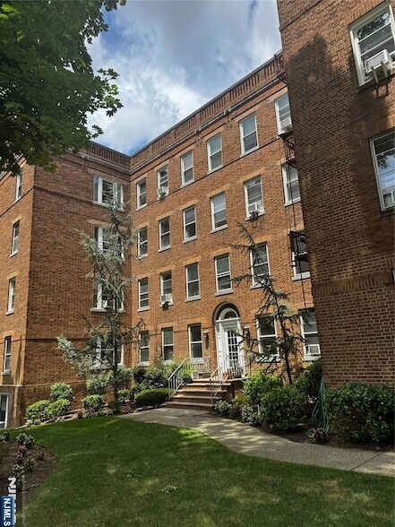 Foto principal - 250 Broad Ave